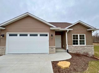 610 Titus Ct, Leclaire, IA