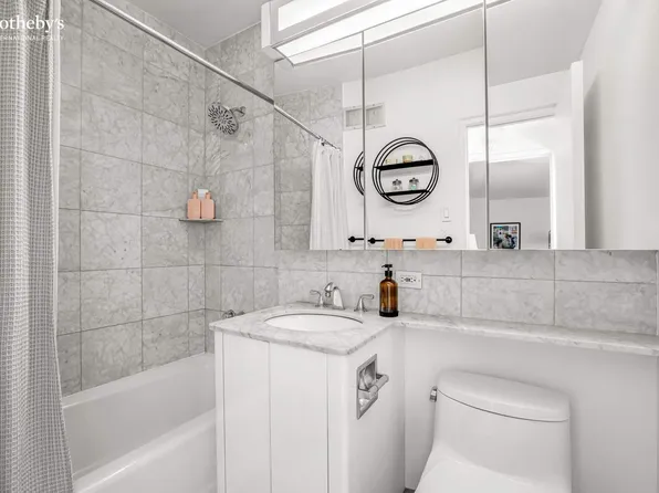 211 East 53rd Street image 7 of 11