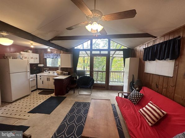 807 E Lakeview Rd, Confluence, PA 15424