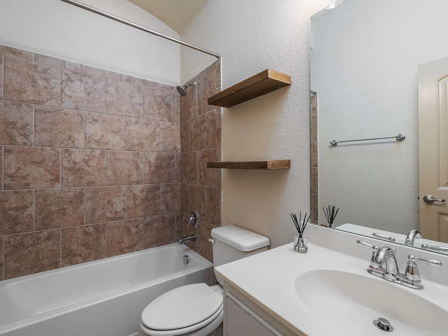 3 Bed 2 Bath 2 car garage — Photo 3
