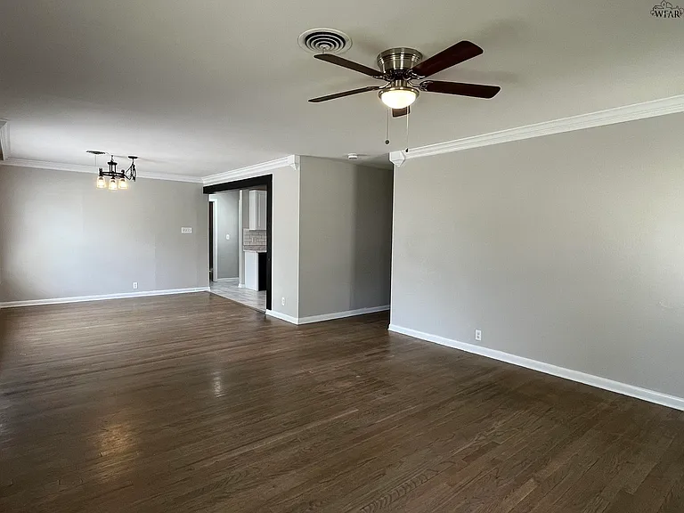 1824 Woodrow Ave — Photo 4