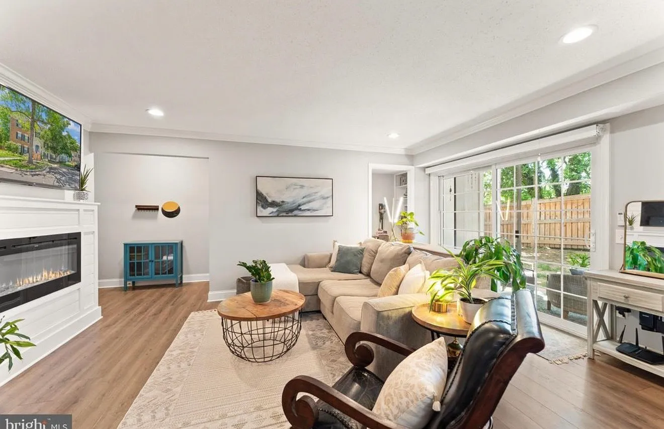 3 bed, 1040 sqft, $2,800 — Photo 3