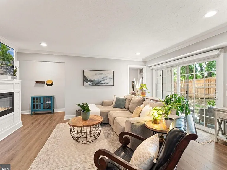124 Fort Evans Rd SE #B — Photo 3