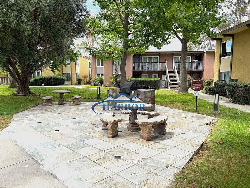 3 bed, 2.0 bath, 1066 sqft, $3,095 — Photo 2