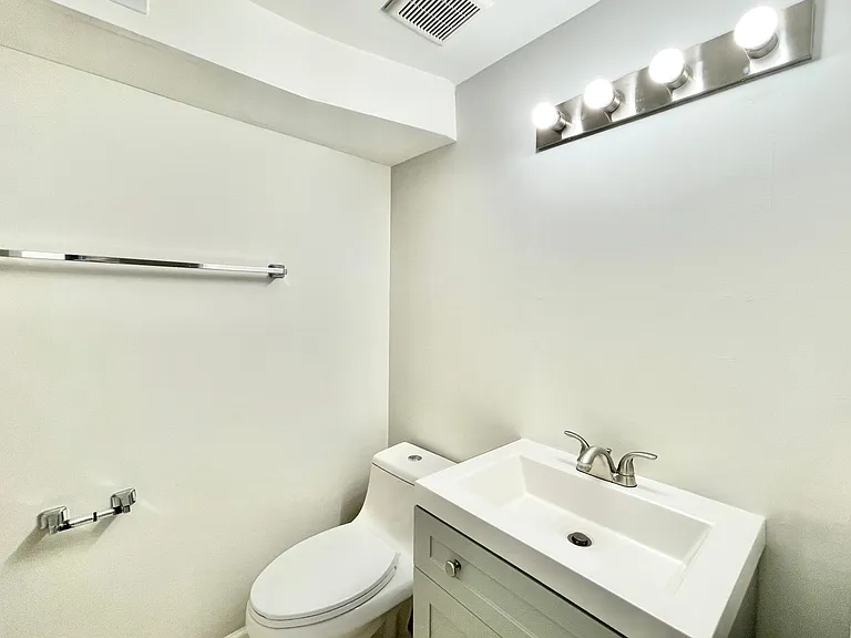 1644 N California Ave — Photo 18