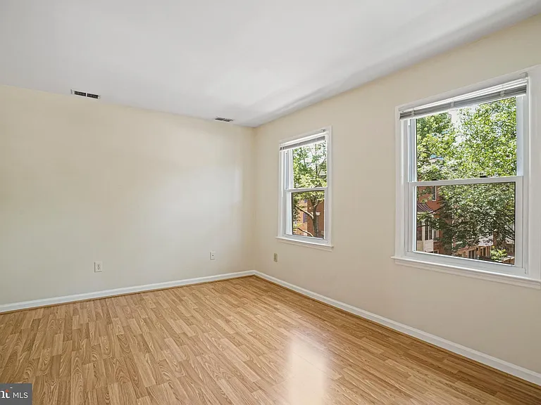 1141 N Vernon St — Photo 32