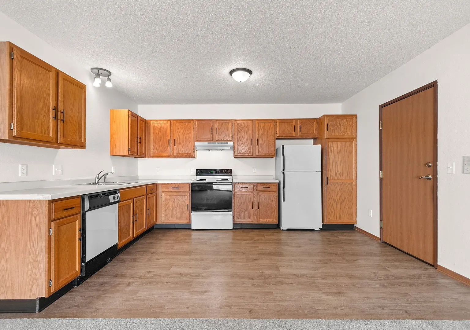 Sunshine Court Apartments — Photo 4