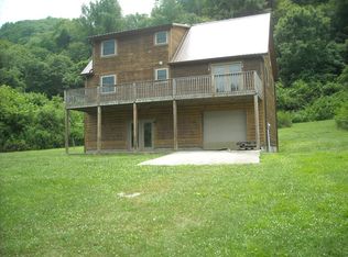 2531 New River Rd, Hinton, WV 25951