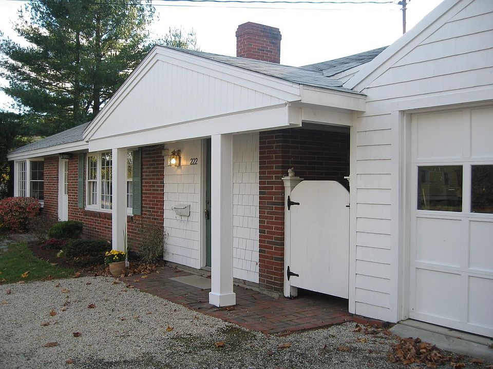 SINGLE LEVEL HOME WITHIN WALKING TO VILLAGE & PARK 