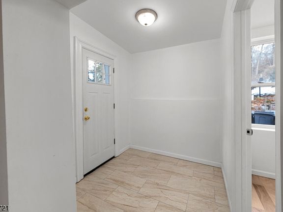5th image of 32 E Park Dr