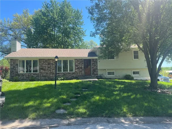 101 Highland Dr, Smithville, MO 64089