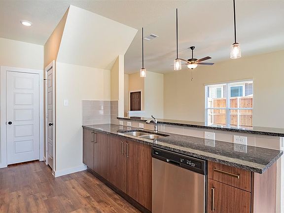 3rd image of 720 Blackland Dr #720