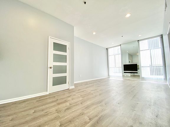 3rd image of 125 N Doheny Dr APT 102