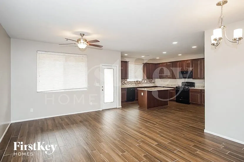 3 bed, 2.5 bath, 1737 sqft, $2,480 — Photo 2