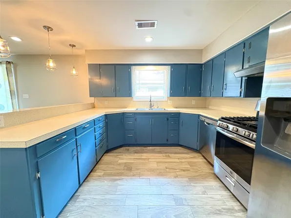 1702 Baylor Ave, Bay City, TX 77414