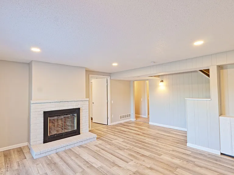 975 Barbizon Dr — Photo 26