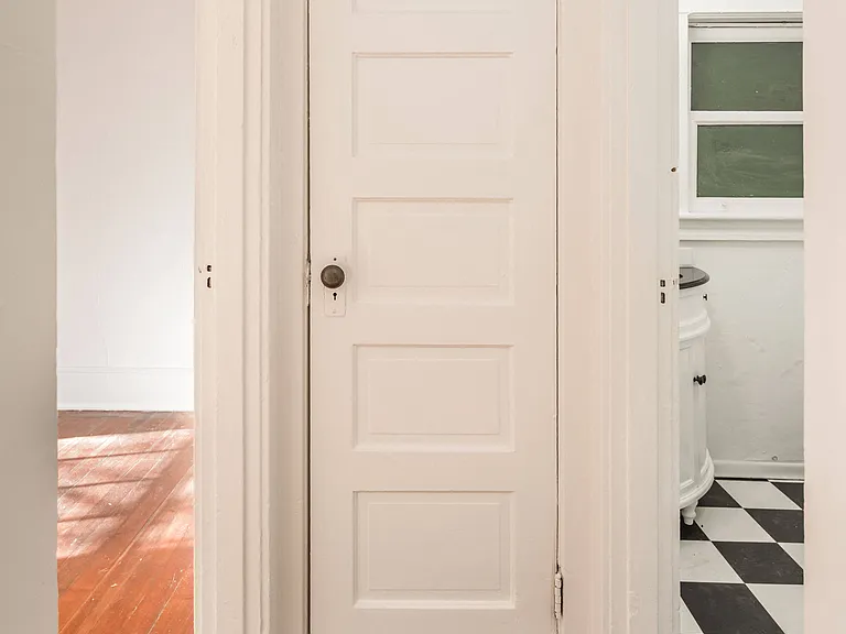 Midtown West Apartments — Photo 9