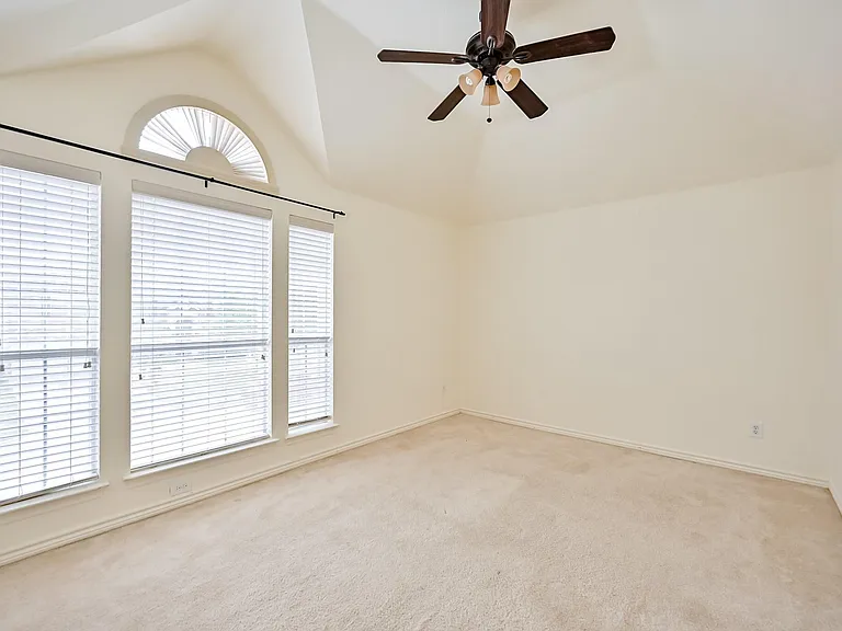 2716 Eastland Dr — Photo 33
