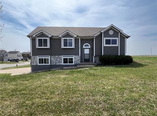 105 Lake Meadows Dr, Smithville, MO 64089