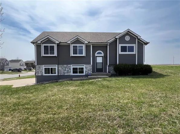105 Lake Meadows Dr, Smithville, MO 64089
