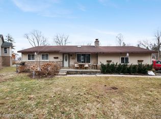 2065 Ridgemont St, Commerce Township, MI