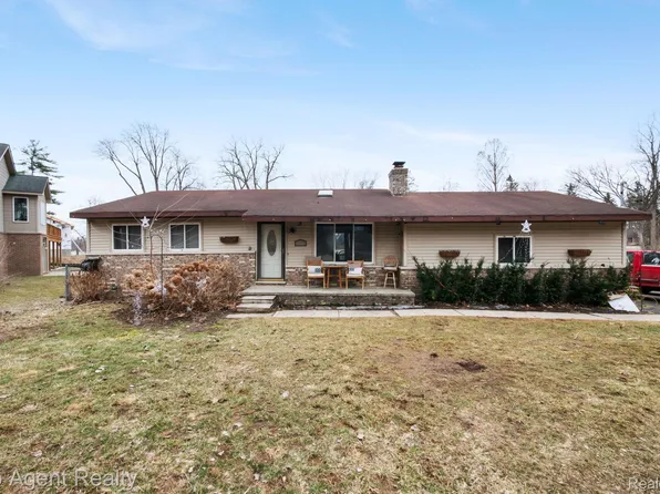 2065 Ridgemont St, Commerce Township, MI 48382