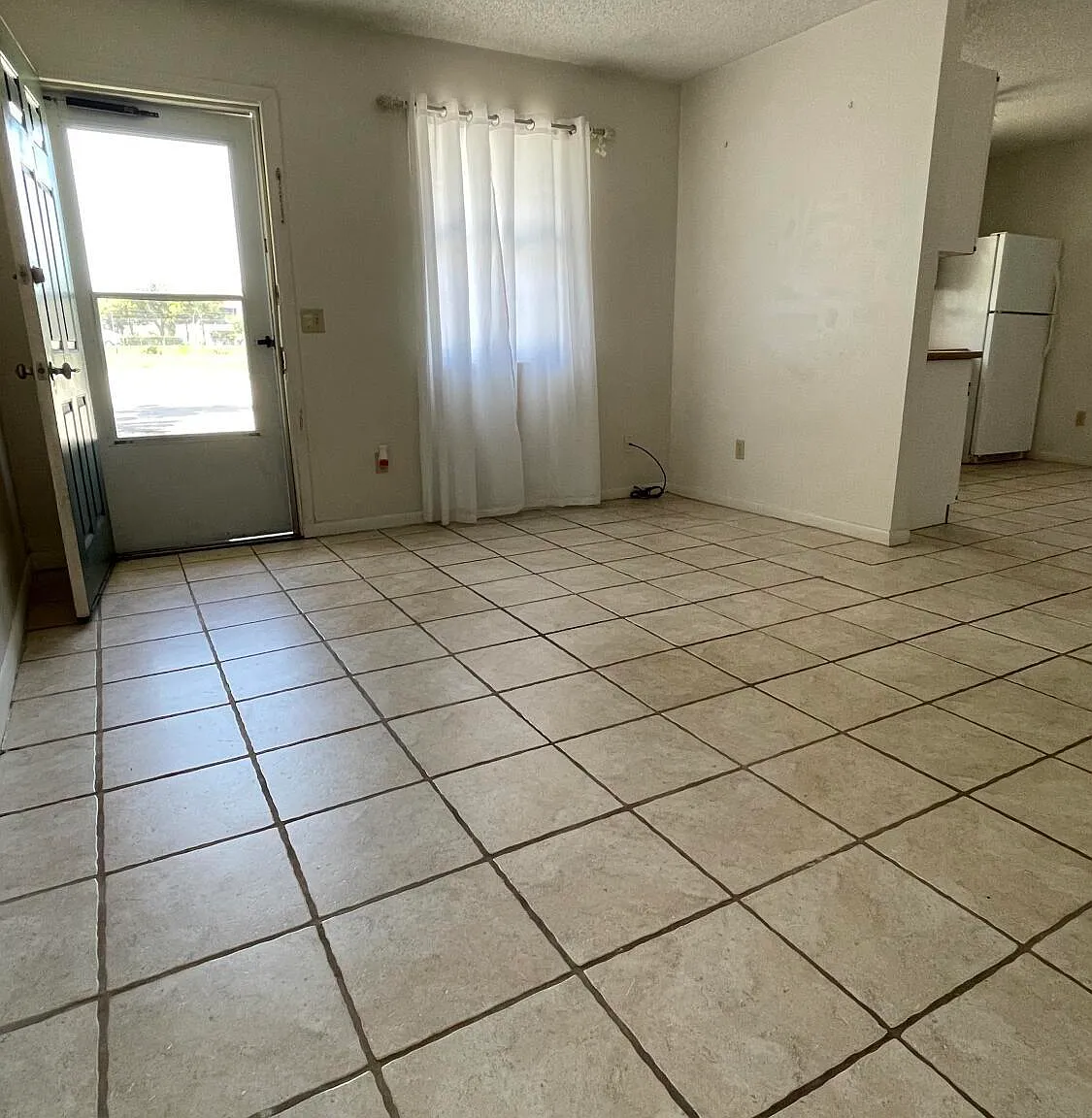 2 bed, 1.0 bath, $1,400 — Photo 2
