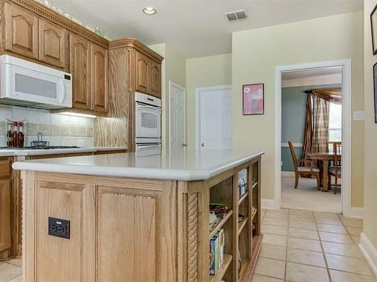 1016 Thorncliff Trl — Photo 18