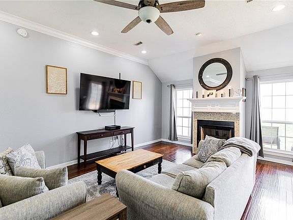 3rd image of 806 Henrietta Pl