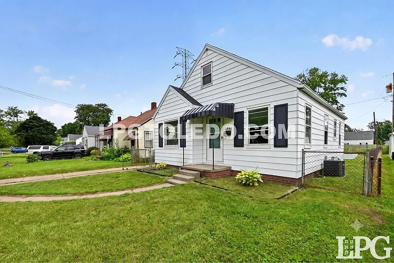 3 bed, 1.0 bath, 1030 sqft, $1,350 — Photo 3