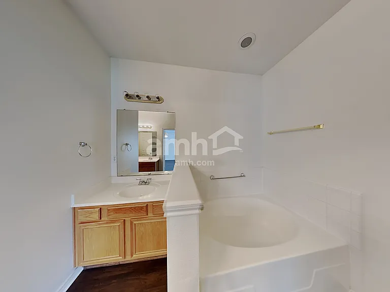 1004 Courtside Dr — Photo 15