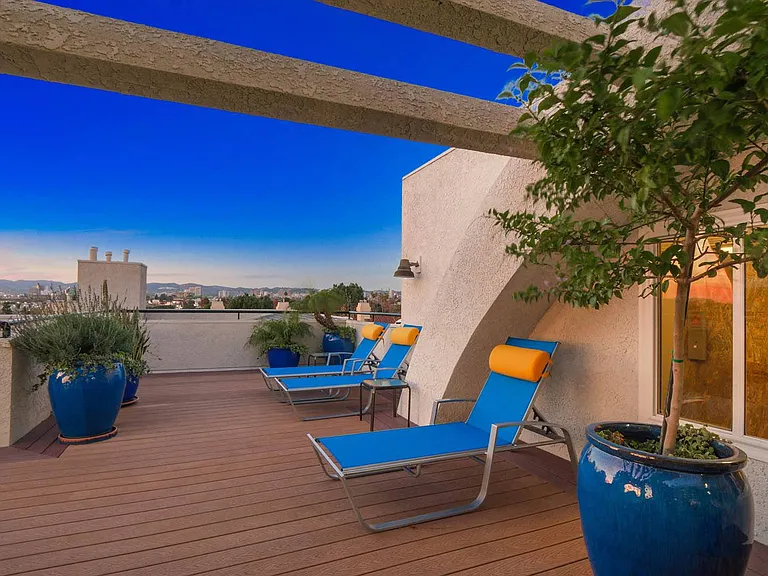 Palm Royale Apartments — Photo 16