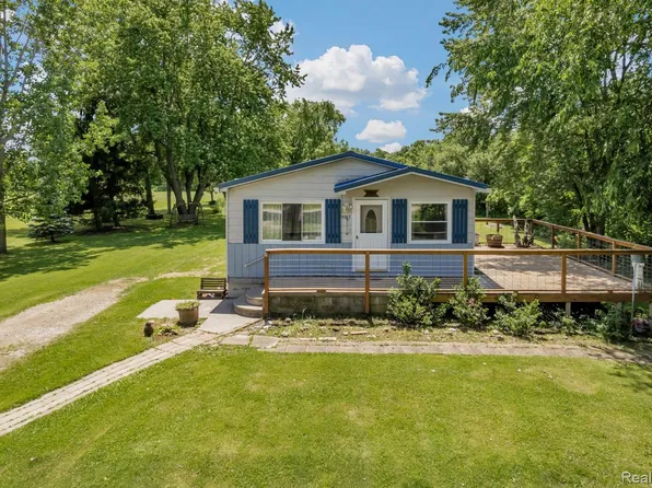 15387 Schultz Rd, Berlin, MI 48002