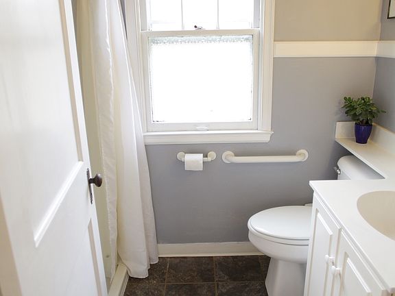 4th image of 212 N Vine St
