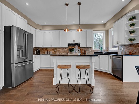 5th image of 8 Shelter Bay Ct