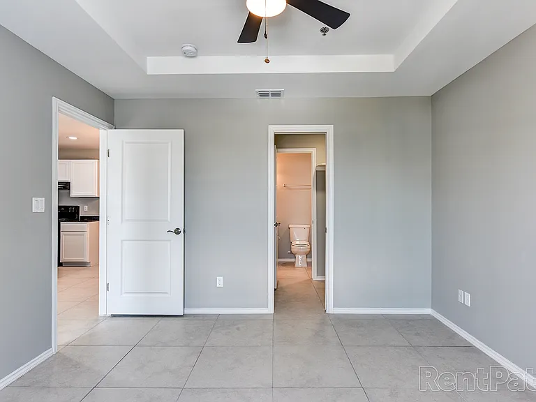 Mercedes Place Apartments — Photo 20
