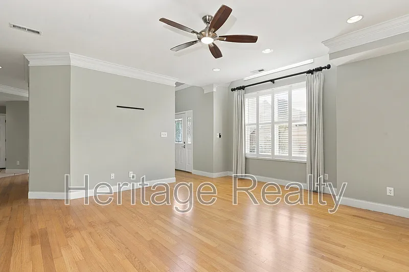 3 bed, 2.5 bath, 2842 sqft, $3,200 — Photo 2