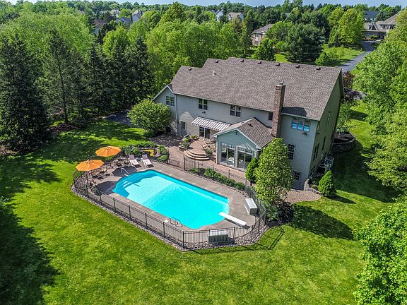 5th image of 1 Beauclaire Ln