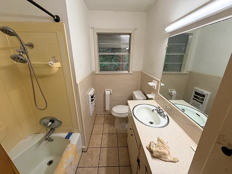 222 Lockhart St — Photo 2