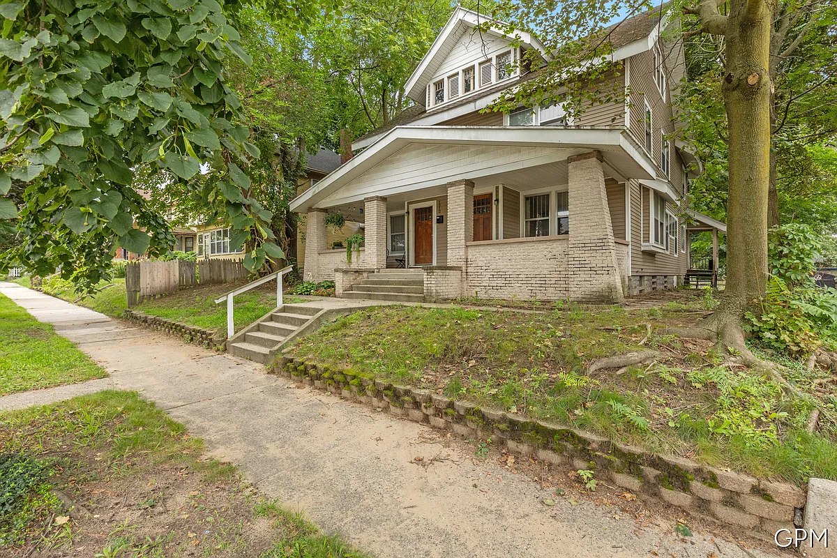 3 bed, 1.5 bath, 1700 sqft, $1,800 — Photo 2