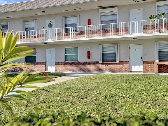 4th image of 243 Castlewood Dr APT 2