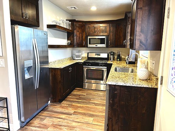 Full-size appliances, fridge, gas range, dishwasher