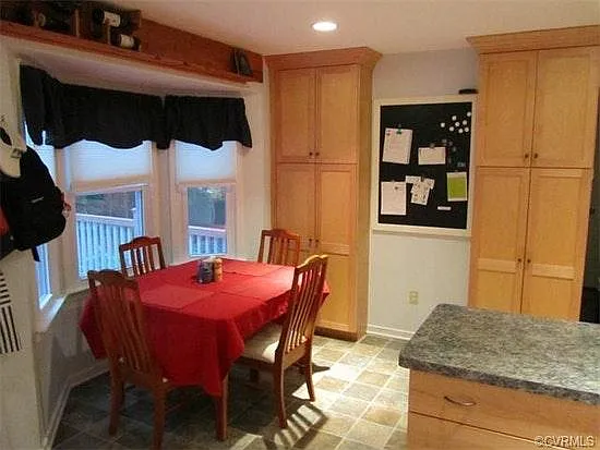 breakfast room