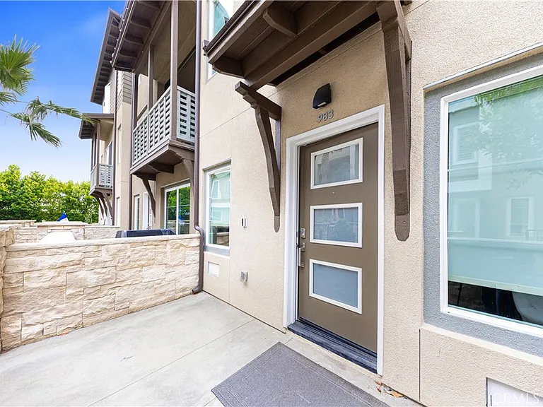 983 Doheny Way — Photo 4