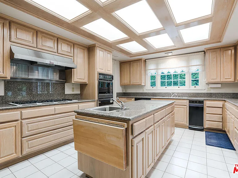604 N Linden Dr — Photo 16