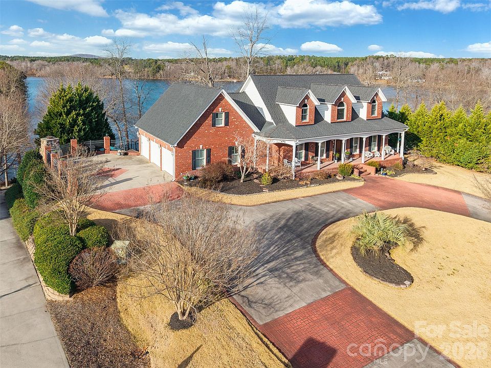 1st image of 215 Blue Heron Dr