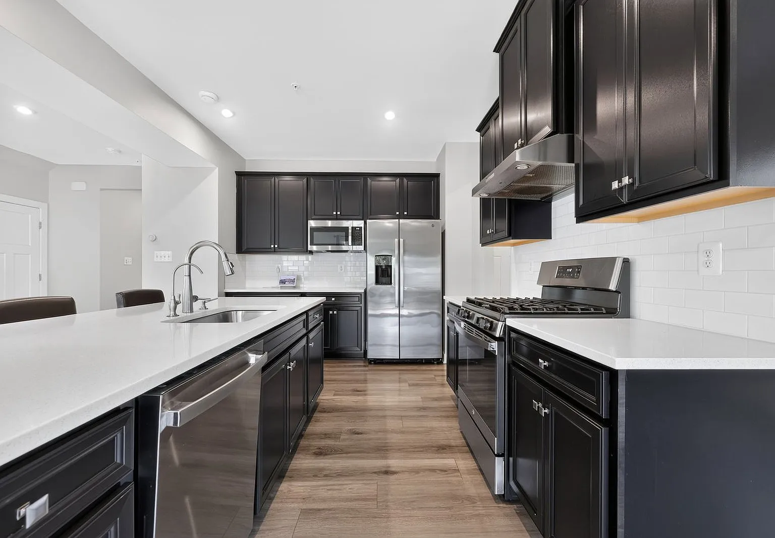 6 bed, 3.5 bath, 3521 sqft, $4,200 — Photo 3