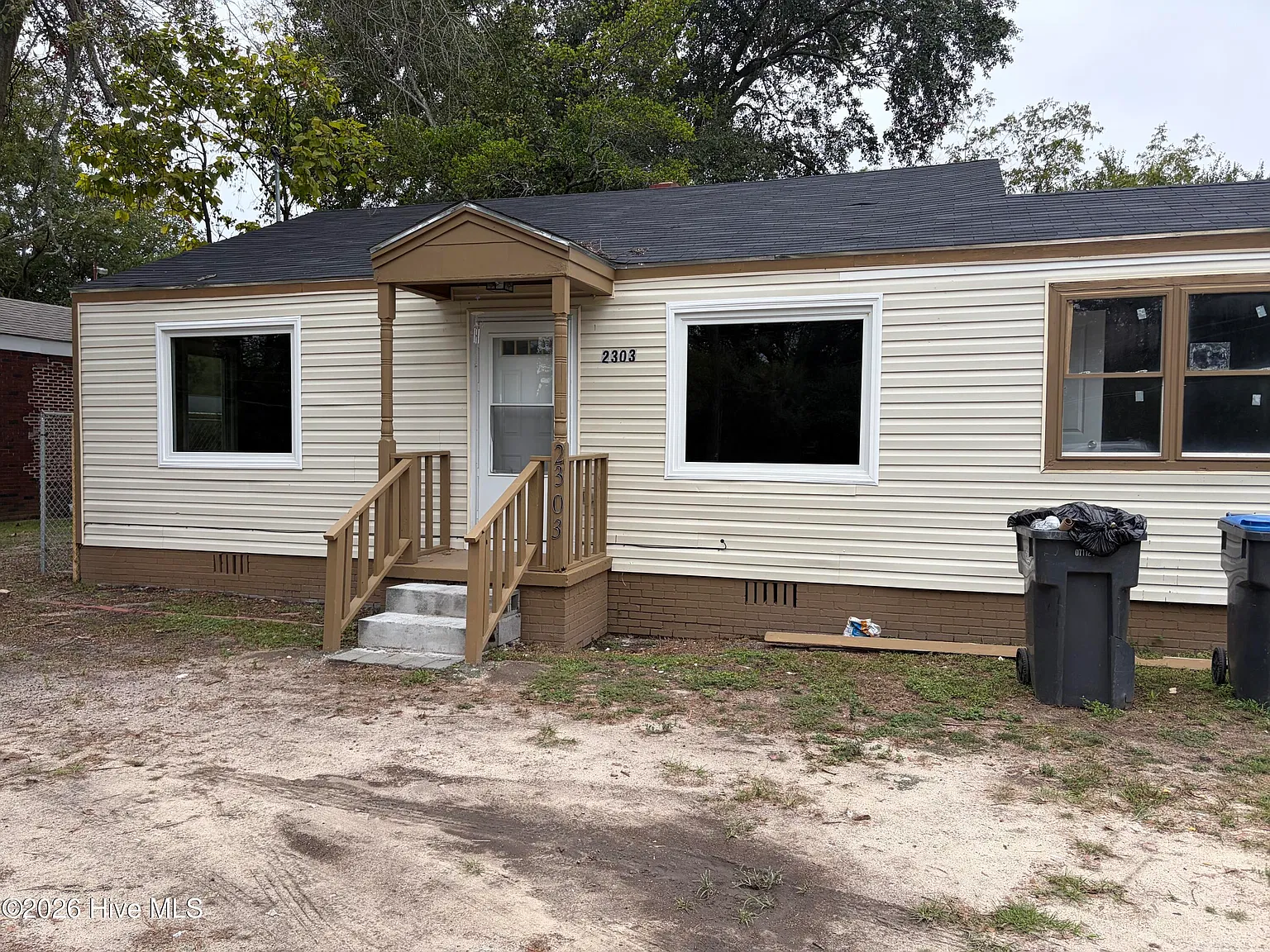3 bed, 1.0 bath, 964 sqft, $1,325 — Photo 1
