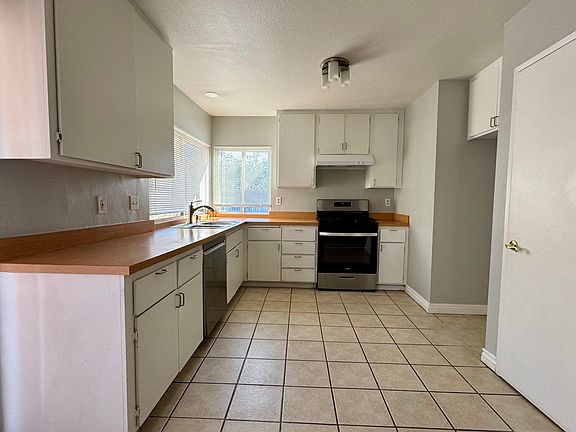 5th image of 25215 Hemlock Ave