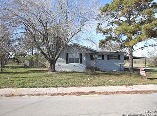 1811 B St, Floresville, TX 78114